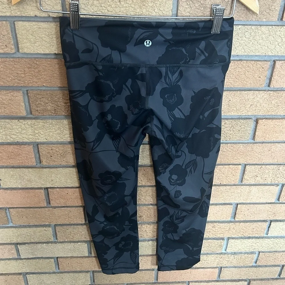 Lululemon Wunder Under Crop in Brisk Bloom Floral Black Soot/Black Size 4